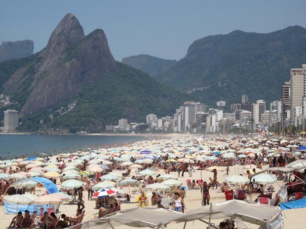 Praias ficaram lotadas com o calor desta quarta (Foto: Janaína Carvalho/G1)