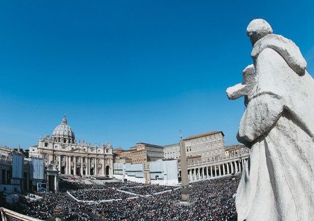 O MISTÉRIO DA FÉ Visão da Praça de São Pedro durante a cerimônia de canonização de sete santos, em outubro.  Num mundo moderno dominado pelo secularismo, as religiões continuam a exercer grande apelo  (Foto: Alessandra Tarantino/AP)