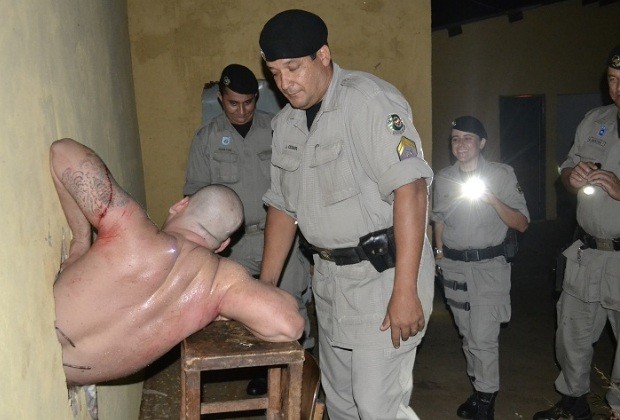 Preso cava buraco para fugir e fica preso na parede, em Goiás (Foto: Divulgação/ Jornal Populacional)