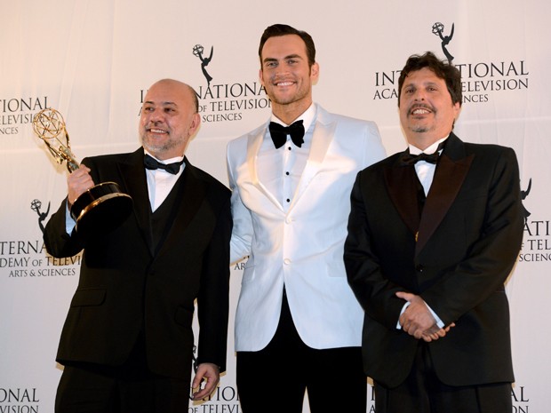 Da esquerda, Claudio Torres, o apresentador da premiação Cheyenne Jackson e o roteirista Mauro Wilson recebem o prêmio por 'A mulher invisível' (Foto: AP/Henny Ray Abrams)