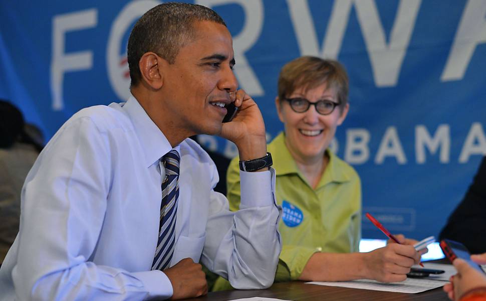 O presidente Obama chama voluntário em escritório de campanha em Chicago, Illinois Leia mais