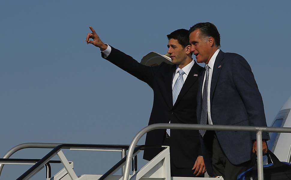 Candidato republicano à presidência, Mitt Romney (dir.) e o seu vice Paul Ryan acenam da escada do avião depois de se encontrarem durante a eleição em Cleveland, Ohio Leia mais