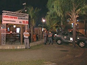 Seis homens morreram após uma troca de tiros com policiais militares das Rondas Ostensivas Tobias Aguiar (Rota) no estacionamento de um bar na Penha, Zona Leste de São Paulo. Segundo a PM, 14 pessoas supostamente ligadas a uma quadrilha que atua nos presí (Foto: Reprodução/TV Globo)