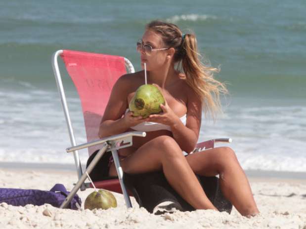 Souza apostou na água de coco para se refrescar em meio ao calor carioca      Foto: Fábio Martins/AgNews