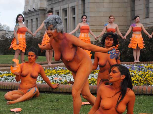 As mulheres pertencem ao Movimento Mulher e Saúde (MYSU) permaneceram na frente do Parlamento durante vários minutos apesar das baixas temperaturas em Montevidéu  Foto: AFP