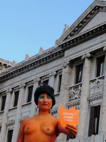 Manifestantes do Movimento Mulher e Saúde protestam em frente ao Parlamento uruguaio   Foto: AP