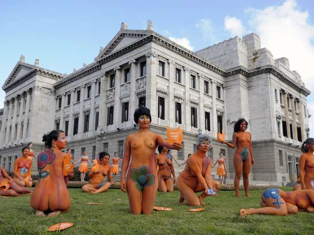 Uma das porta-vozes da organização afirmou que o protesto se justifica porque a norma debatida pelos deputados não recolhe nenhum dos pedidos das organizações pró-aborto e nem contempla nem defende muitos direitos das mulheres  Foto: AP