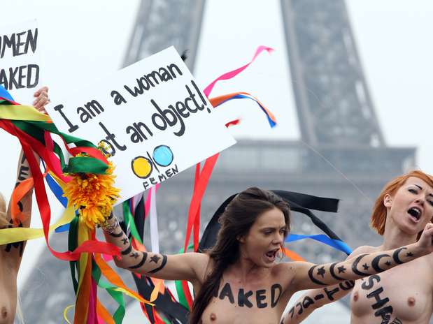 Ativistas do grupo ucraniano Femen protestam contra as políticas islâmicas para as mulheres em frente à Torre Eiffel, em Paris, no dia 31 de março de 2012. Tirar a roupa durante protestos é uma das marcas desse grupo. As ativistas alegam que passaram a fazer isso quando perceberam que chamariam mais atenção para suas causas se protestassem desse modo. Da mesma forma, diversos grupos usam o tabu da nudez para atrair atenção. Veja a seguir protestos recentes do tipo  Foto: AFP