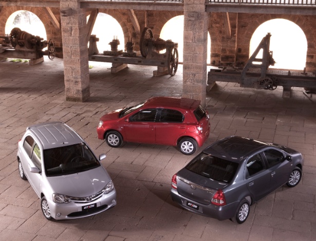 A família Etios começa com hatch 1.3, hatch 1.5 e sedã 1.5