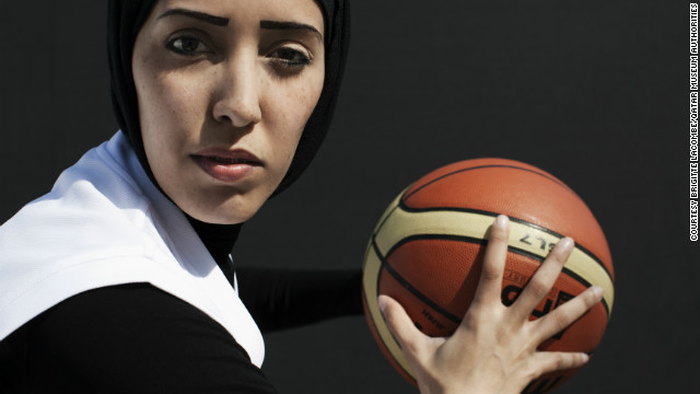 Catar o jogador de basquete Amal Mohammad Awad.