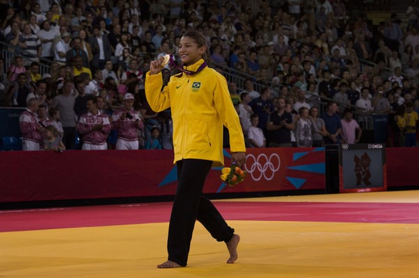 A judoca brasileira Sarah Menezes caminha com sua medalha de ouro, a primeira na historia do judo feminino (Foto: Maurício Lima/ÉPOCA)