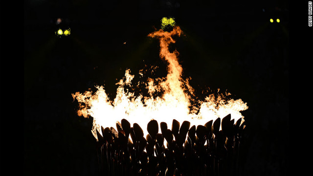 A pira olímpica é acesa durante a Cerimônia de Abertura dos Jogos Olímpicos de Londres 2012, no Estádio Olímpico na sexta-feira 27 de julho.