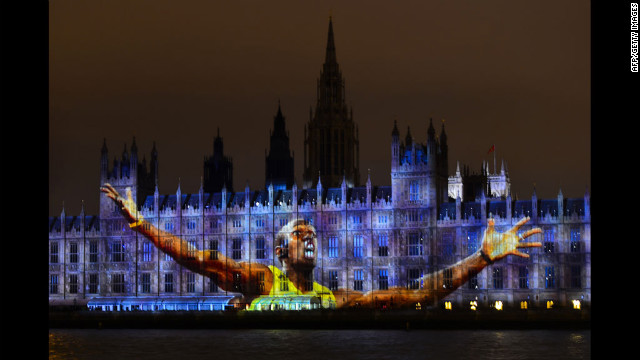 Uma imagem da pista da Jamaica estrela Usain Bolt, atual homem mais rápido do mundo, é projetada sobre as casas do parlamento em Londres.