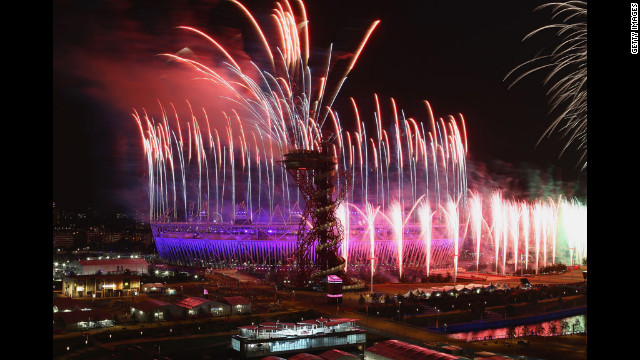 Fogos de artifício sobre o Estádio Olímpico.