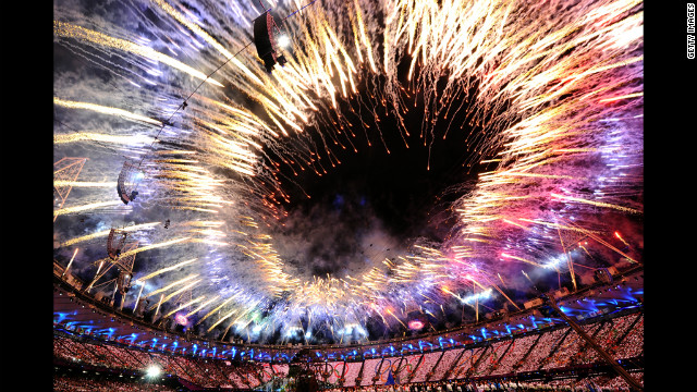 Fogos de artifício formam um anel de fogo sobre o Estádio Olímpico durante a Cerimônia de Abertura dos Jogos Olímpicos de Londres 2012, no Estádio Olímpico.