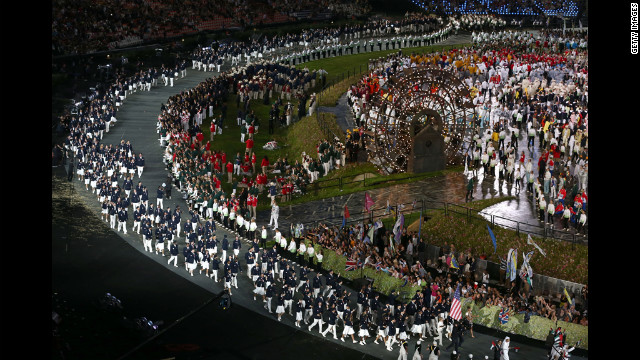 Fencer Mariel Zagunis leva os EUA equipe olímpica ao redor do estádio.