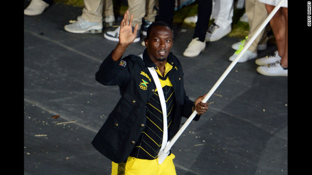 Reinando homens olímpico de 100 metros e 200 metros campeão Usain Bolt, da Jamaica carrega a bandeira de seu país.