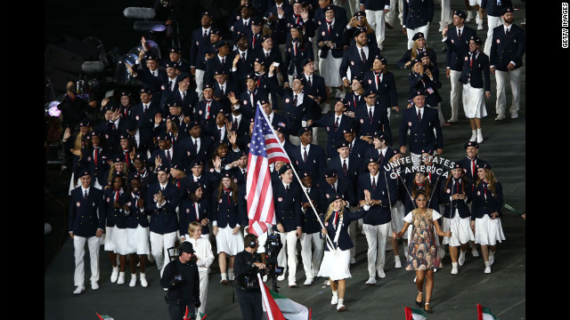 Mariel Zagunis da equipe de esgrima Olímpico dos Estados Unidos carrega bandeira de seu país.