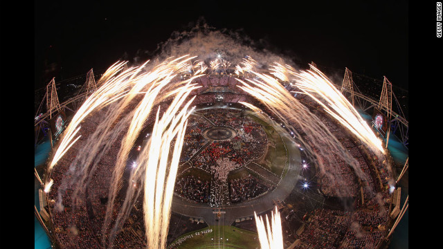 Fogos de artifício saem sobre o Estádio Olímpico, na abertura oficial dos Jogos de 2012.