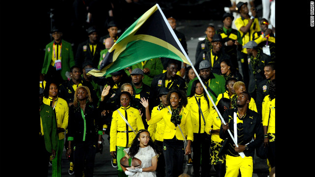  Usain Bolt leva a equipe olímpica jamaicana ao redor do estádio.