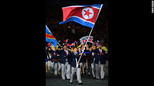 Song-Chol Pak da Coreia do Norte equipe olímpica carrega a bandeira de seu país.