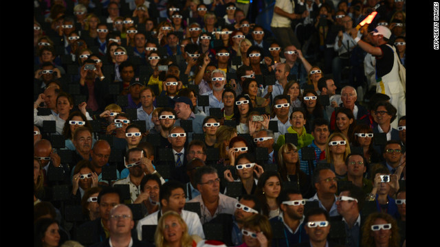 Espectadores vestindo óculos 3-D durante a cerimônia de abertura.