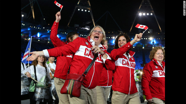 Atletas canadenses entrar no estádio.