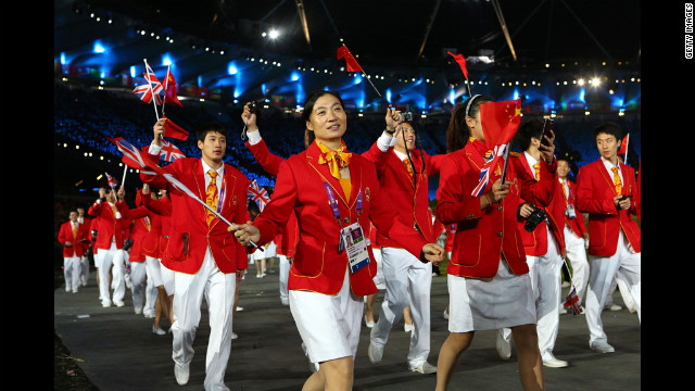 Atletas chineses entrar no estádio.