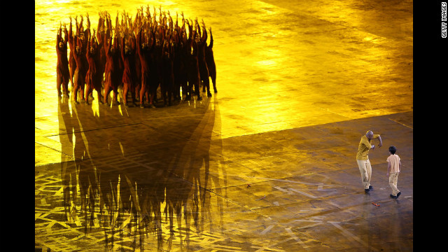 Artistas de dança durante a cerimônia de abertura.