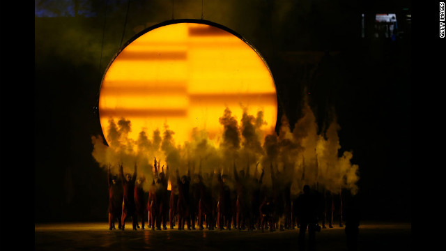 Vista geral de artistas durante a cerimônia de abertura.