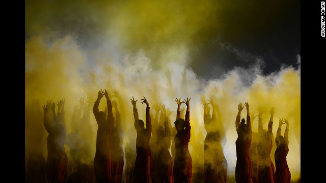 Artistas realizar durante a cerimônia de abertura.