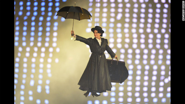 Um ator vestido como Mary Poppins realiza no GOSH e cena NHS.