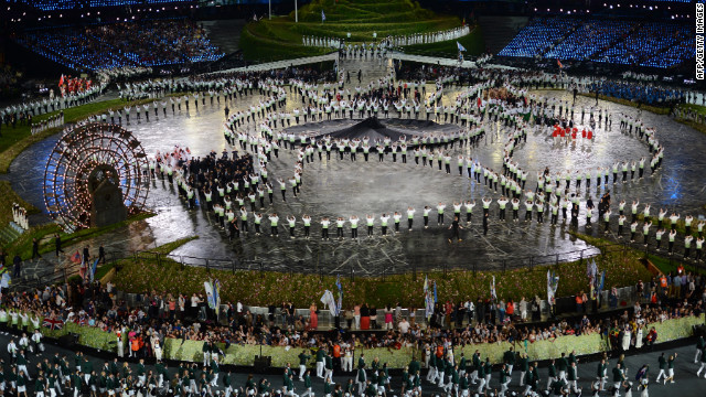 Atletas desfilam durante a cerimônia de abertura.