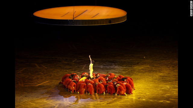 Artistas realizar durante a cerimônia de abertura.