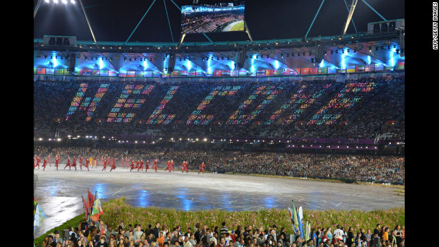 Dançarinos durante a cerimônia de abertura.