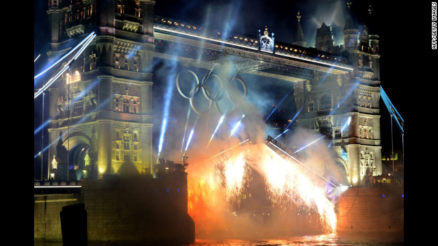 Fogos de artifício saem da Tower Bridge.