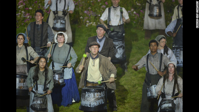 Bateristas vestidas em trajes período realizar durante a cerimônia de abertura.