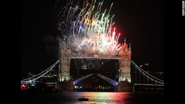 Fogos de artifício iluminam Tower Bridge.