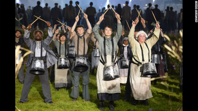 Atores realizar durante a cena da clareira britânico durante a cerimônia de abertura.