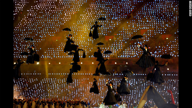 Artistas flutuar com guarda-chuvas como eles jogam o papel de Mary Poppins.