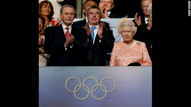 Rainha Elizabeth II, à direita, e Jacques Rogge, presidente do Comitê Olímpico Internacional, comparecer à cerimônia.