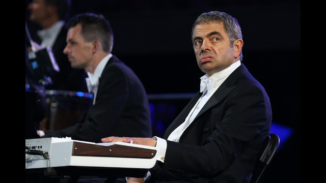 O ator britânico Rowan Atkinson no papel de Mr. Bean desempenha na orquestra. 