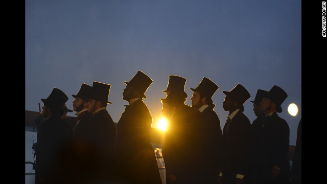 Artistas como executar o sol se põe no fundo.