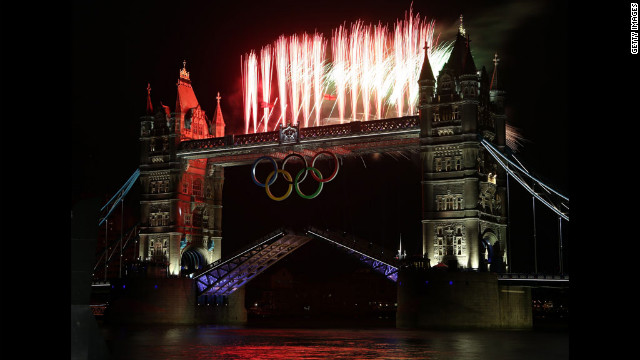 Fogos de artifício são exibidos na Tower Bridge.