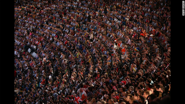 Os espectadores assistir a Cerimônia de Abertura de 2012 Jogos Olímpicos de Londres.