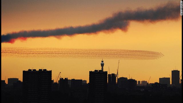 Os Red Arrows desaparecer ao longo do London antes da cerimônia de abertura.