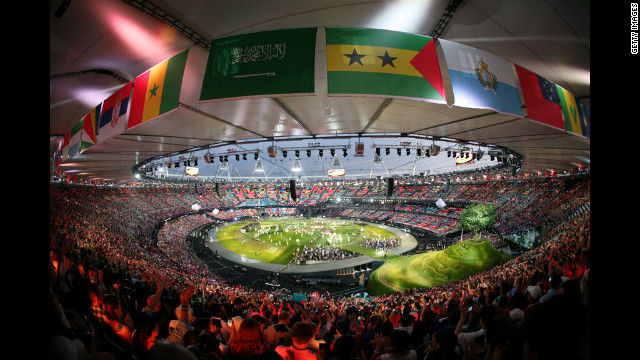 Uma visão geral do interior do estádio durante a cerimônia de abertura.