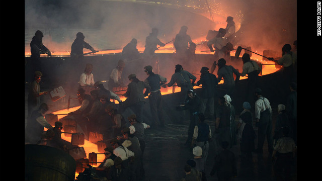 Atores realizar durante a cena da revolução industrial.