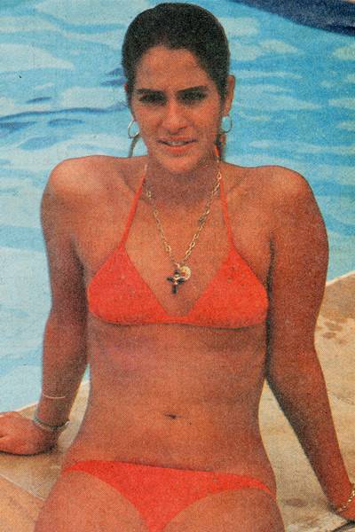 A atriz Lucia Verissimo curte uma piscina em 1987