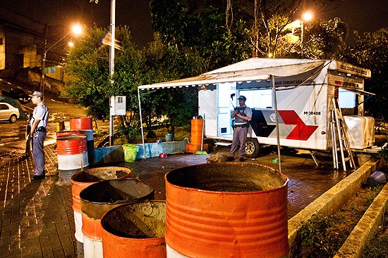 Base móvel da Polícia Militar sobre ataque de criminosos na zona leste de São Paulo; não há feridos